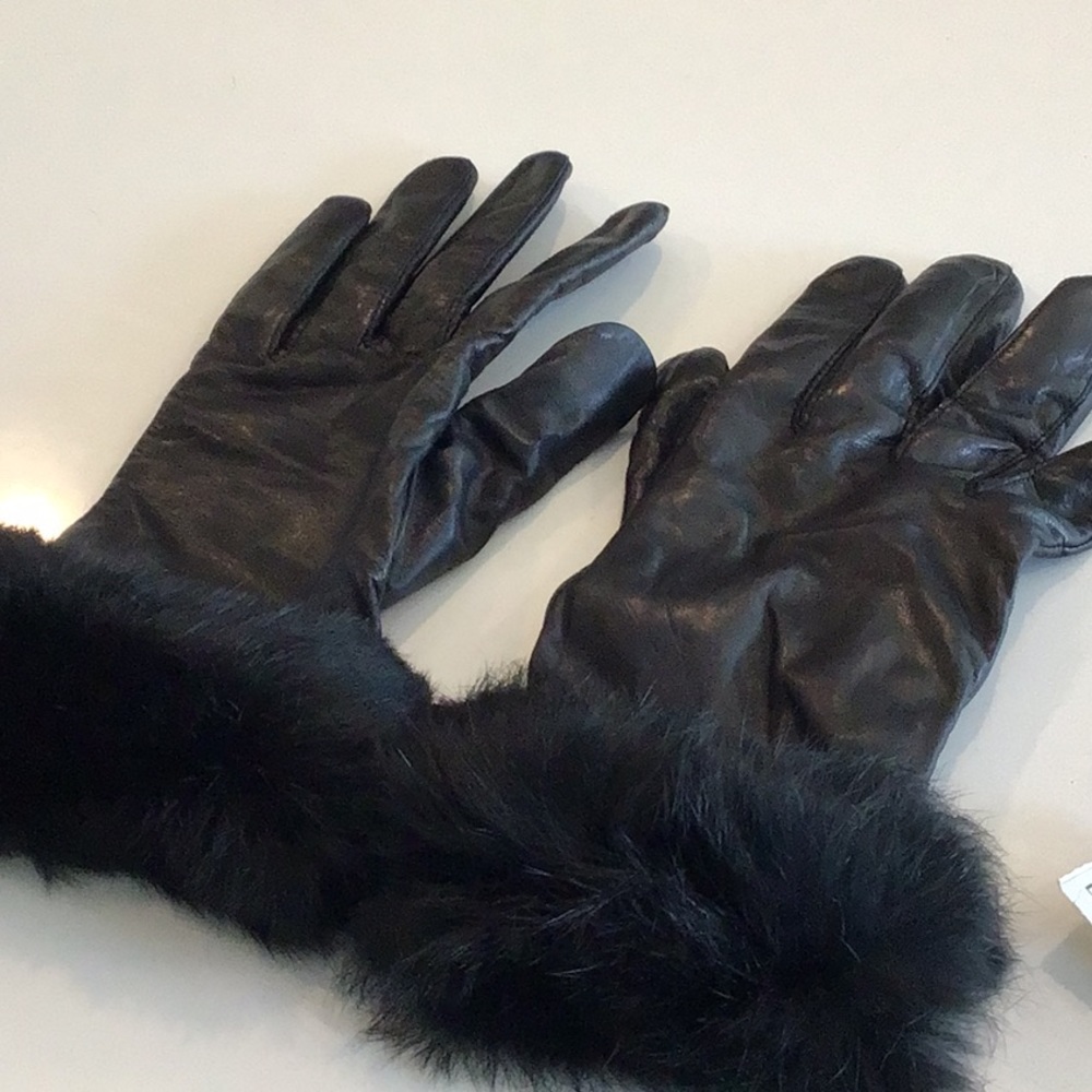 Brand new black leather gloves with faux fur trim. Size L